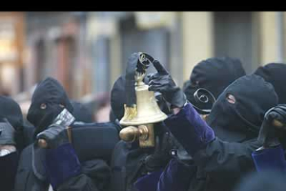 El cortejo, que partió del convento de los Capuchinos, mostró una de las piezas más curiosas de la Semana Santa leonesa: el Lignum Crucis