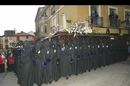 Tiene una estructura en forma de cruz latina, desfila sobre un trono muy repujado y en su parte central contiene, según la tradición, una reliquia del madero de Cristo.