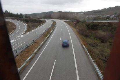 Imagen de archivo de un tramo de la autovía entre Cubillos y Toreno. ANA F. BARREDO