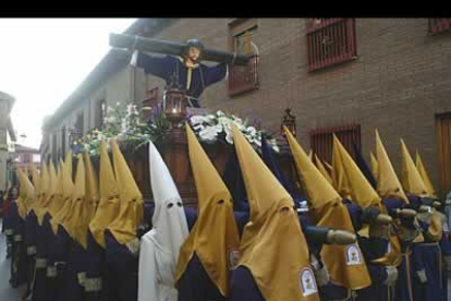 La integrantes de la cofradía femenina de la Agonía de Nuestro Señor desfilaron con solemnidad y arropadas por la banda de cornetas de la hermandad de Santa Marta y la Sagrada Cena.