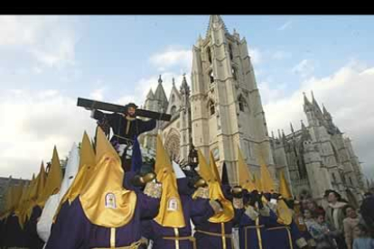 La calle Ancha, uno de los puntos más socorridos para presenciar la procesión de Jesús Camino del Calvario, se inundó de los capirotes amarillos de la cofradía, que fue fundada por siete hermanas en 1993.