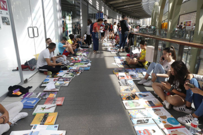 Mercadillo Gelete de libros de texto usados en el centro comercial León Plaza en 2019. FERNANDO OTERO