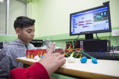 Nuevas tecnologías en el colegio Gumersindo Azcárate, un colegio público de periferia con un premio a su humanidad. FERNANDO OTERO