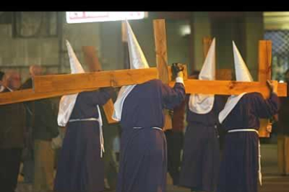 Organizada por la Cofradía Santísimo Cristo de la Expiración y del Silencio partió de la iglesia del convenio de San Francisco el Real de los Capuchinos un cortejo que llenó de silencio las calles de la ciudad.