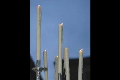 Imagen de las velas que se pierden en la noche del miércoles santo en la ciudad de León.