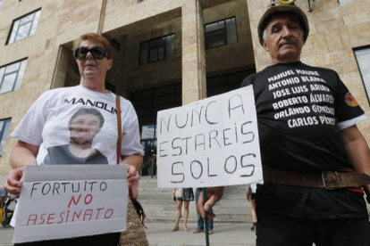 Familiares de las víctimas a las puertas de los juzgados en julio de 2015. JESÚS F. SALVADORES