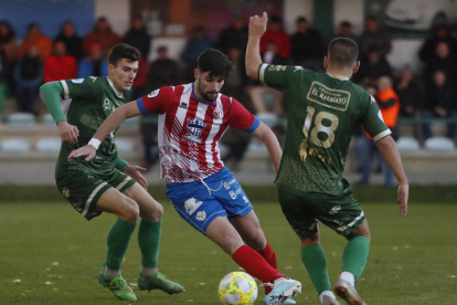 Una jugada del derbi entre el Atlético Astorga y el Atlético Bembibre en La Eragudina. JESÚS F. SALVADORES