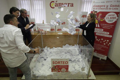 Un momento del sorteo celebrado en la Cámara de Comercio. FERNANDO OTERO