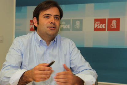 Tino Rodríguez, durante la entrevista concedida a Diario de León en la sede del PSOE leonés.