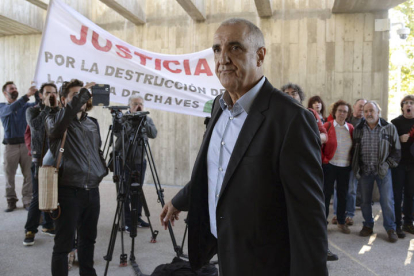 Victorino Alonso entra a los juzgados para declarar por el caso de la destrucción del yacimiento neolítico de la Cueva de Chaves. JAVIER BLASCO