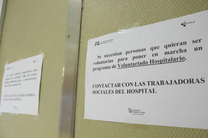 Los carteles para formar el Voluntariado Hospitalario se colocaron el pasado mayo. FERNANDO OTERO
