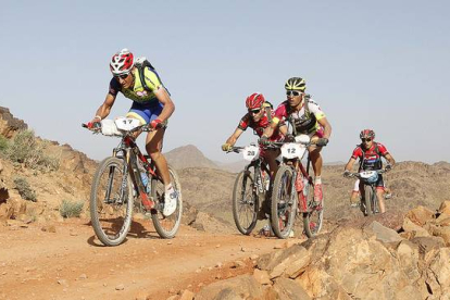 Algunos de los participantes de la Titan Desert 2015, durante la tercera etapa de la carrera.