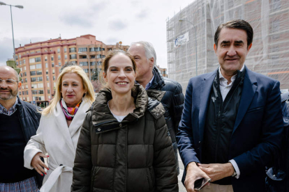 Suárez-Quiñones ayer en Soria junto a la candidata del PP a la Alcaldía, Belén Izquierdo. CONCHA ORTEGA