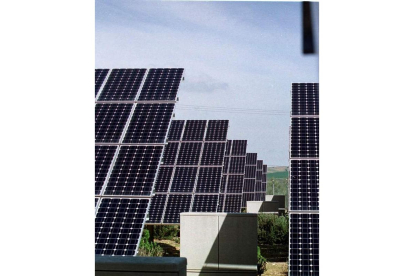 Placas solares en una central de energía alternativa. MONICA PATXOT