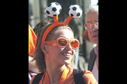 Portugal se ha convertido, con esto de la Eurocopa, en un auténtico desfile carnavalesco, en el que los aficionados se empeñan en ser cada vez más originales y captar la atención de las cámaras.
