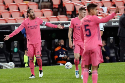 La defensa del Real Madrid hizo aguas en el último duelo ante el Valencia. KAI FÖRSTERLING