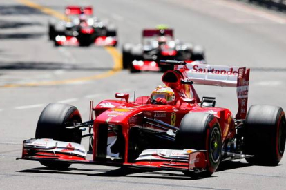 El Ferrari de Fernando Alonso, en primer plano, ha terminado séptimo en Montecarlo.