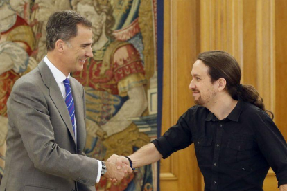 El Rey saluda al secretario general de Podemos, Pablo Iglesias (d), durante la audiencia ofrecida en el marco de la segunda ronda de consultas para la designación de candidato a la Presidencia del Gobierno, esta tarde en el Palacio de la Zarzuela, en Madr