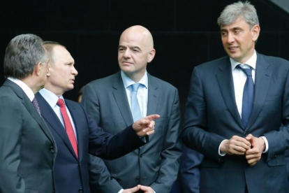 Serguéi Galitsky (derecha), con Vladimir Putin y el presidente de la FIFA, Gianni Infantino.