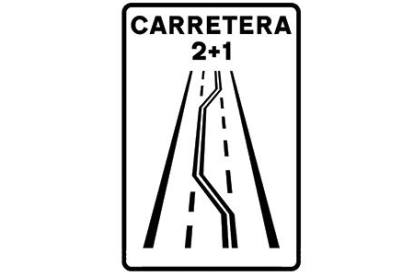 Carretera 2+1: indica el principio de una carretera 2+1, es decir, aquella que consta de tres carriles de circulación y permite la circulación en ambos sentidos. El carril central se destina a facilitar la maniobra de adelantamiento, estando reservado de manera alterna a uno y otro sentidode circulación. Esta señal puede indicar también el ramal de un nudo que conduce a una carretera 2+1. DGT