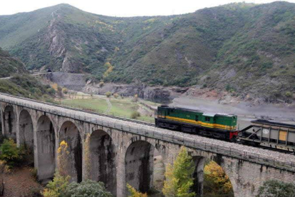 Uno de los viaductos del Ponfeblino hace cinco años cuando aún se transportaba carbón.
