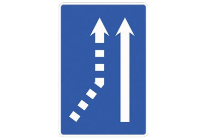 Confluencia de un carril: indica, en una calzada con un carril (S-70), dos (S-71) o más carriles (S-72) de circulación, que se producirá la confluencia de uno o más carriles por el lado izquierdo o derecho. DGT