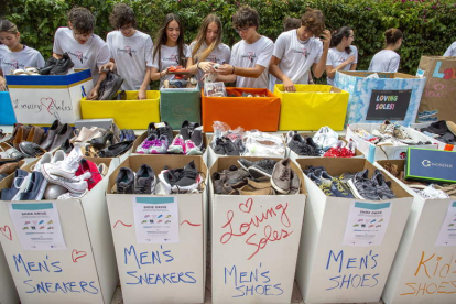 Zapatos donados para las familias necesitadas. HERRERA-ULASHKEVICH