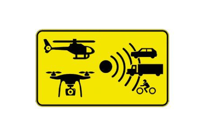 Control de velocidad mediante medios aéreos: indica la posible existencia en el tramo de controles de velocidad mediante medios aéreos, como helicóptero o dron. En caso de que dichos controles tengan como objeto un tipo de vehículo en concreto, la señal podrá incluir únicamente el pictograma correspondiente a dicho vehículo. DGT