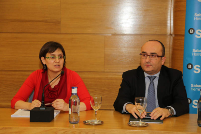 María Fernández Viadas y Fernando Herrero, durante su intervención.