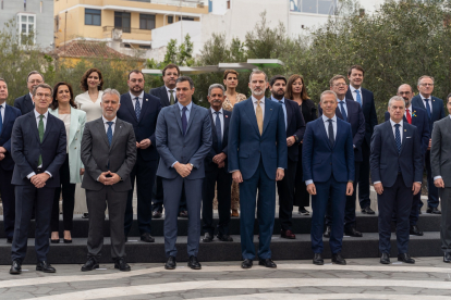 El rey y Pedro Sánchez posan con los presidentes autonómicos en La Palma. DL