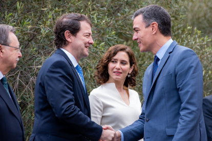 Mañueco saluda a Pedro Sánchez, en presencia de Isabel Díaz Ayuso, a su llegada a la Conferencia de Presidentes. DL