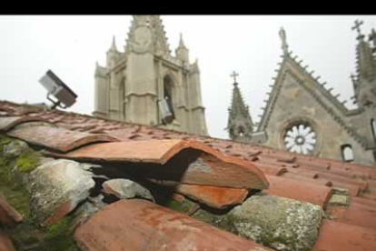 Decenas de tejas están rotas o levantadas, por lo que las goteras amenazan el templo, de estilo gótico