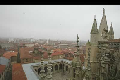 Una de las impresionantes vistas de la ciudad de León que se divisan desde los maltrechos tejados de la catedral