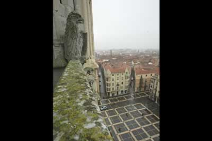 Imagen de la plaza de Regla, recientemente peatonalizada, donde se alza majestuosa la catedral