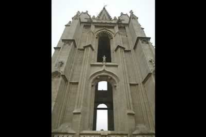 En algunas torres del templo, como la de la imagen, las lluvias han provocado el desprendimiento de las piedras