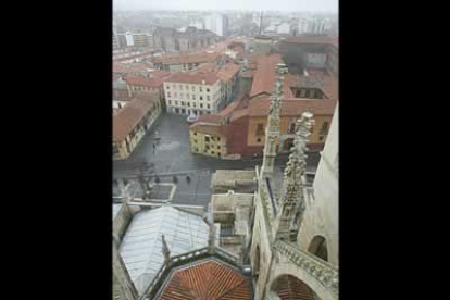 La catedral, en el futuro, podría acabar como Puerta Obispo (a sus pies), siendo únicamente una ruina del pasado