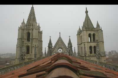 Maderas podridas y tejas inservibles no consiguen  'resguardar' a la catedral de sus peores enemigos