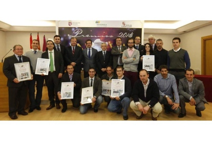 Los innovadores e investigadores premiados junto con patrocinadores, autoridades y el presidente del Diario de León, José Luis Ulibarri.