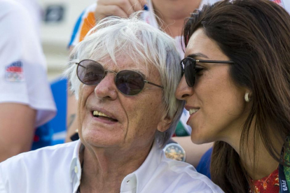 Bernie Ecclestone y su esposa, Bibiana Flosi, en las gradas del Holanda-Venezuela de voley playa femenino de los Juegos Olímpicos de Río, este sábado.