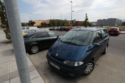 Las plazas de aparcamiento de la calle Juan Ginzo, en el entorno de El Rosal serán zona azul. L. DE LA MATA