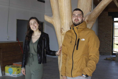 Los hermanos Olga y Marcos Fernández, junto al árbol que han colocado dentro del edificio. CAMPOS