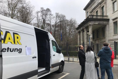 El personal contratado de la embajada española en Berlín vota su comité de empresa en plena calle.
