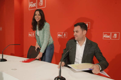 Andrea Fernández y Javier Alfonso Cendón, ayer en la sede del PSOE de León. ramiro