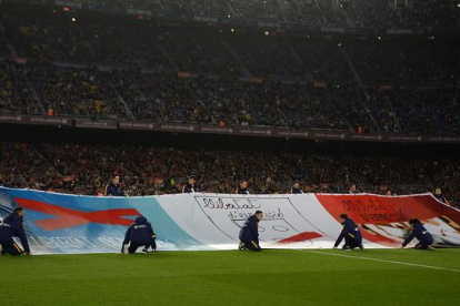 Pancarta a favor de la libertad de expresión, exhibida sobre el césped del Camp Nou, antes del partido de Liga entre el Barça y el Eibar.