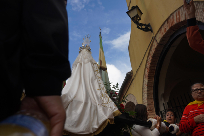 Cientos de romeros, junto a sus pendones, caminaron ayer desde León para reencontrarse con su patrona a las puertas de Mansilla. J. NOTARIO.