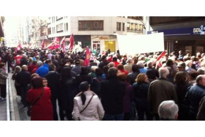 Miles de personas han secundado la manifestación en defensa del tren en León