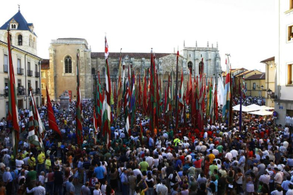 Foto para la historia de la concentración de pendones que tuvo lugar en la plaza de San Isidoro de la capital leonesa para entrar en el libro Guinness, con 143 representantes de la provincia