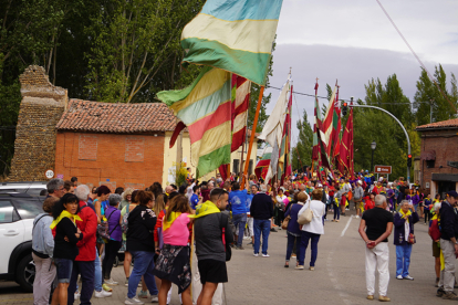 Cientos de romeros, junto a sus pendones, caminaron ayer desde León para reencontrarse con su patrona a las puertas de Mansilla. J. NOTARIO.