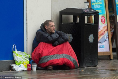 Stephen Jones durmiendo en las calles de Manchester tras los atentados del pasado 22 de Mayo en el concierto de Ariana Grande.