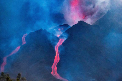 El volcán Cumbre Vieja no da tregua y ha sufrido la caída parcial de su cono, emitiendo grandes cantidades de lava. MIGUEL CALERO
